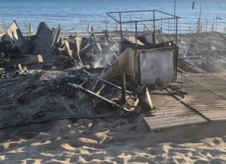 Maxi incendio nel parco naturale di Ugento: centinaia di turisti evacuati, grave il bilancio ambientale.