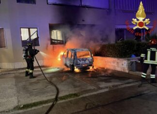 Vigili del Fuoco in azione nella notte: due auto in fiamme a Corsano e Noha